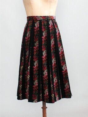 HERMAN GEIST | Vintage 1960s Floral Velveteen Pleated Skirt ~ Size 10P